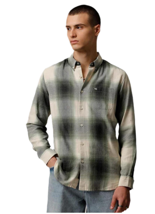 check spread collar shirt