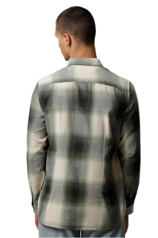 check spread collar shirt